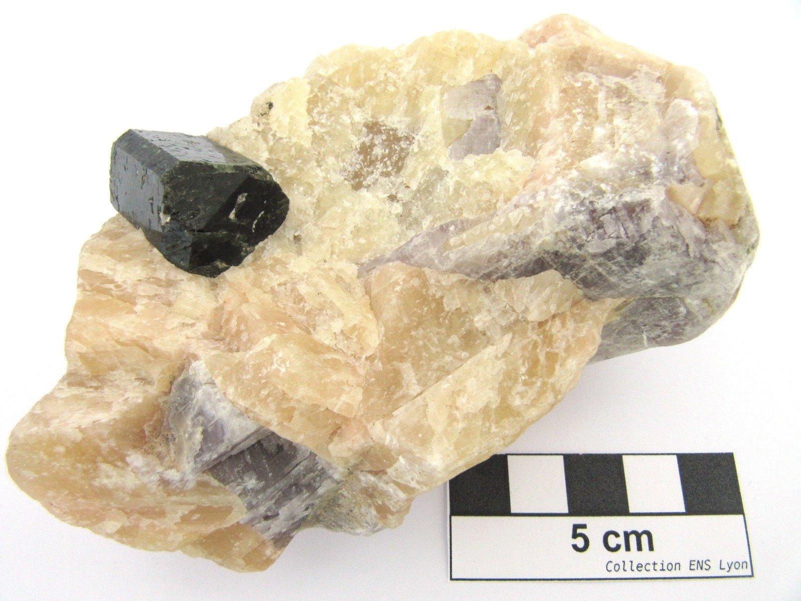 Diopside Diopside, anhydrite et calcite    Mine d’Ampandrandava